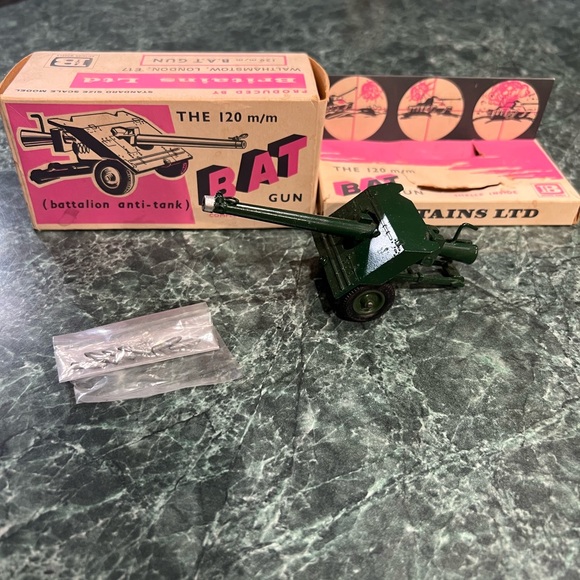 Green BAT Gun Toy - Picture 1 of 6